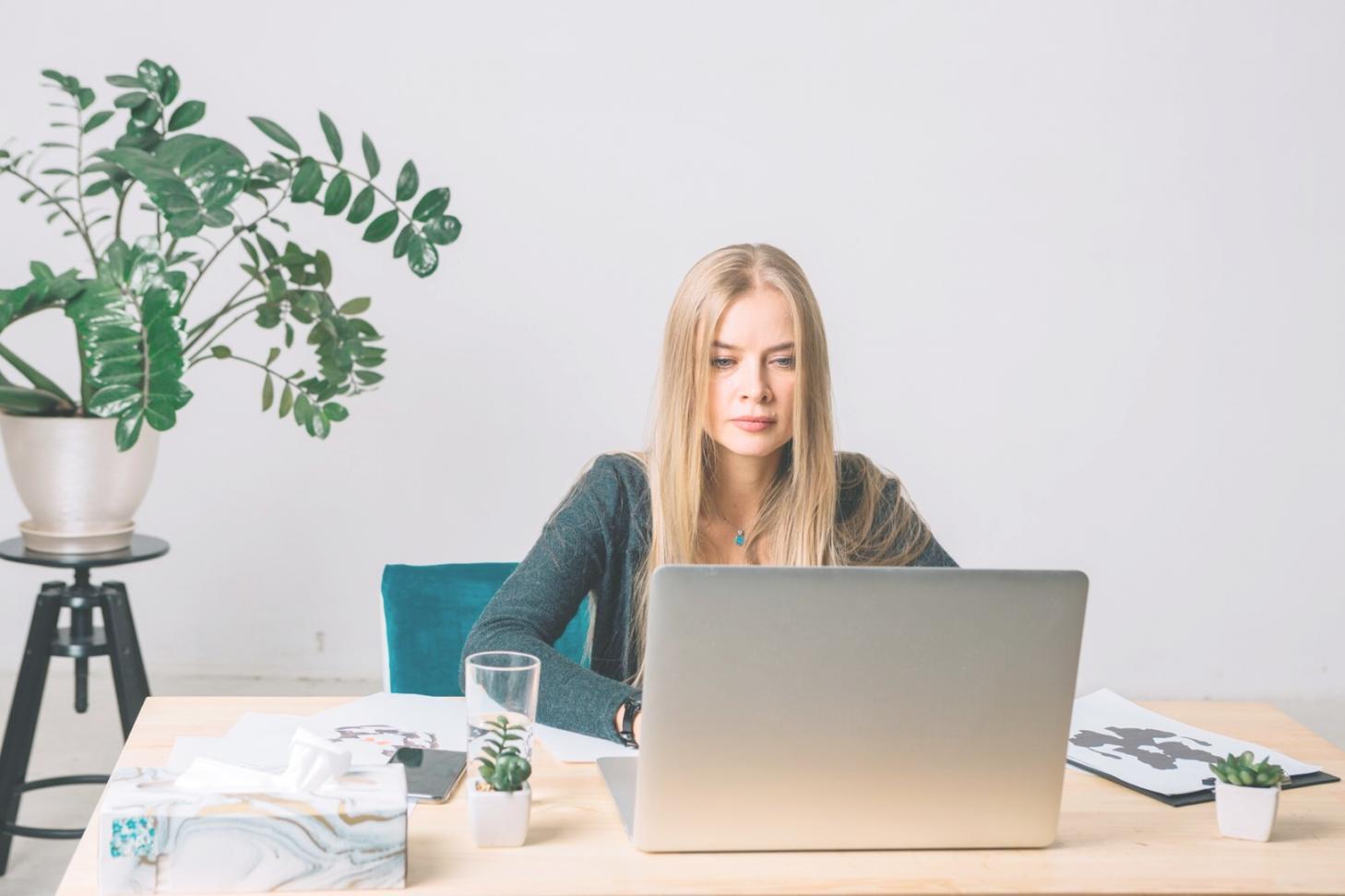 Finanzanalyst bei der Arbeit mit Bewertungsmodellen